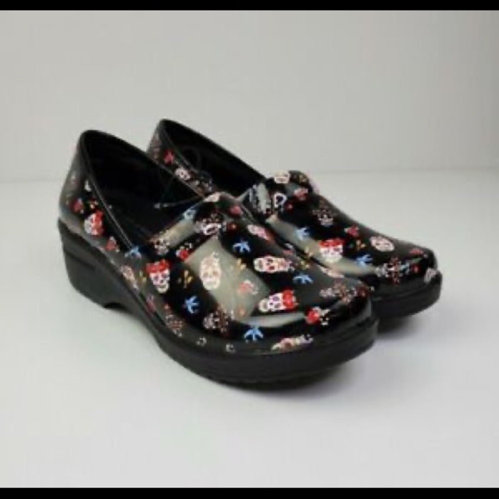 Easy works by easy street Leeza clogs